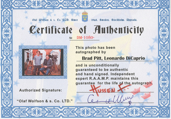 Фотография с автографами известных американских актеров Брэда Питта и Леонардо Ди Каприо.